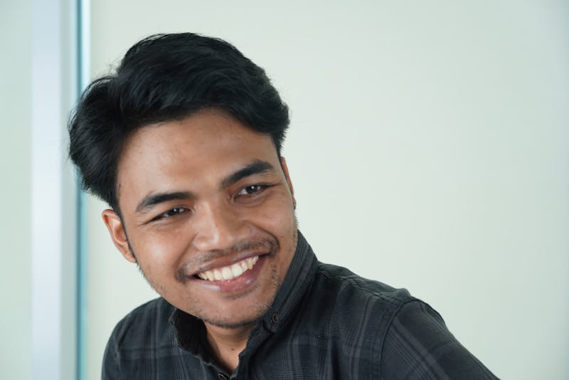 Davanni's chef handcrafting pizza with care